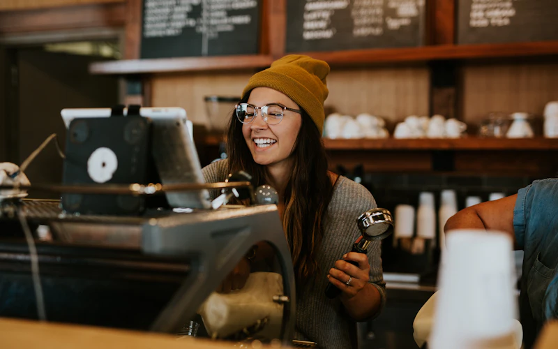 Barista achter de espressomachine in een koffiebar